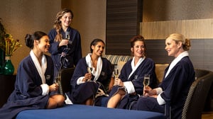 Friends-relaxing--with-champagne-in-The-Spa_1920x1080