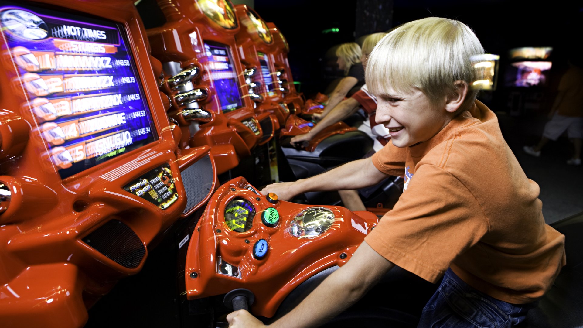 Fun-Quest-view-of-arcade-game-being-played_q085_1920x1080